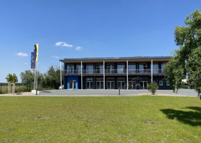 Blick auf den Hauptsitz und Trainingszentrum der Agora Akademie Goitzsche GmbH
