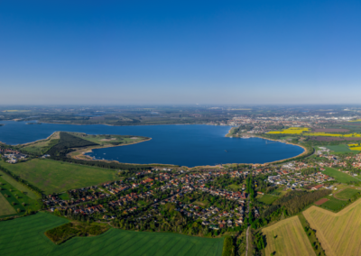 Drohnen-Aufnahme von Mühlbeck und Pouch in der Gemeinde Muldestausee mit Blick auf den Großen Goitzschesee