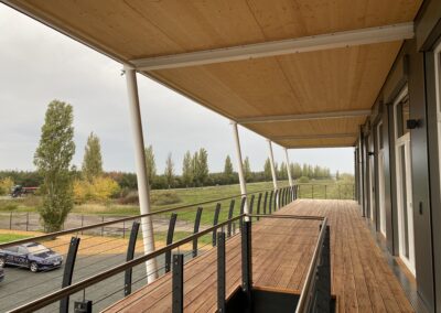 Weitläufiger Balkon des Schulungszentrums der Agora Akademie in Muldestausee