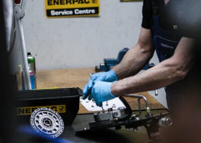 Mann arbeitet mit Handschuhen mit einem Produkt von ENERPAC Werkzeughydraulik